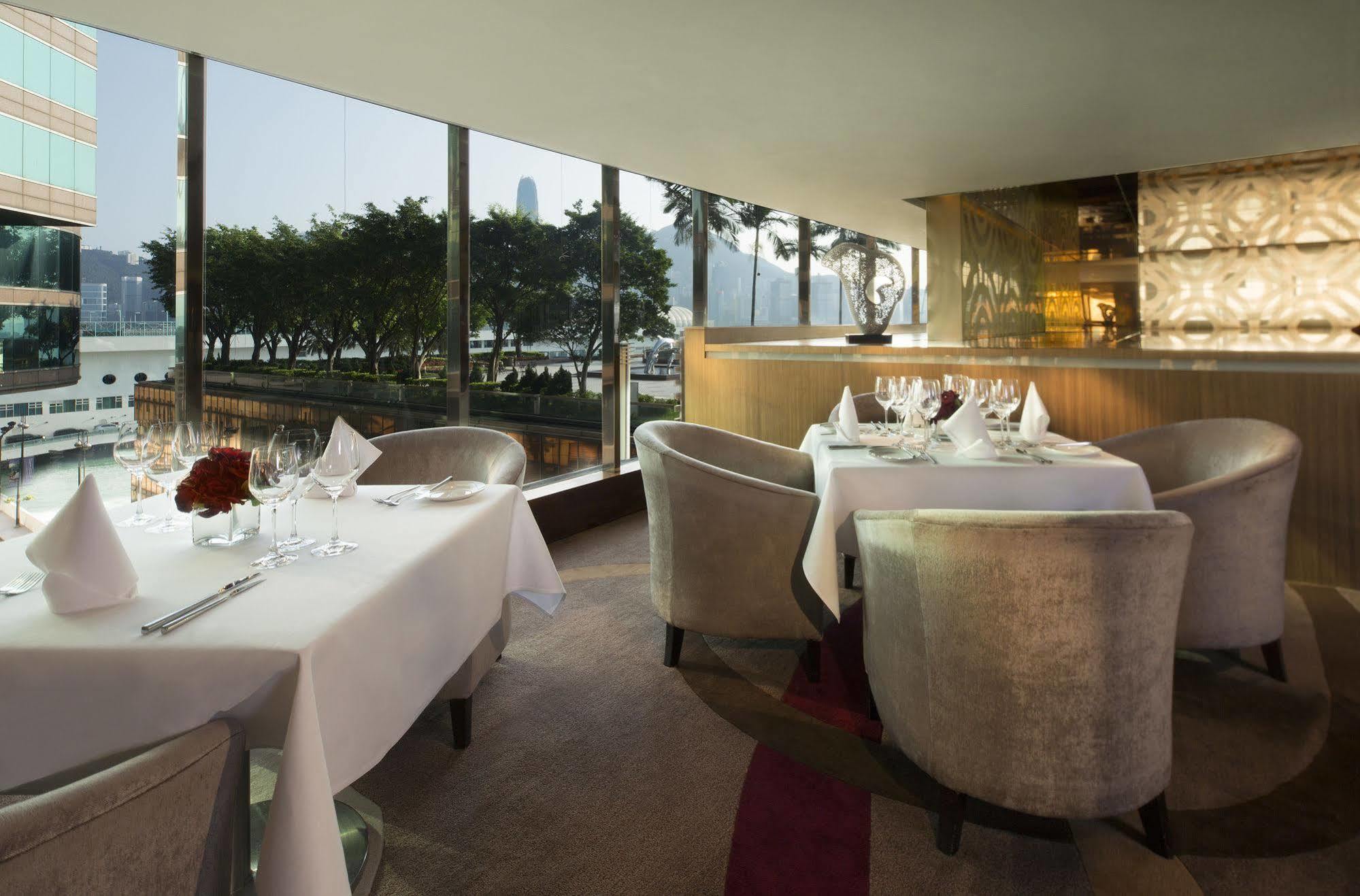 Khách sạn The Royal Pacific & Towers 4*