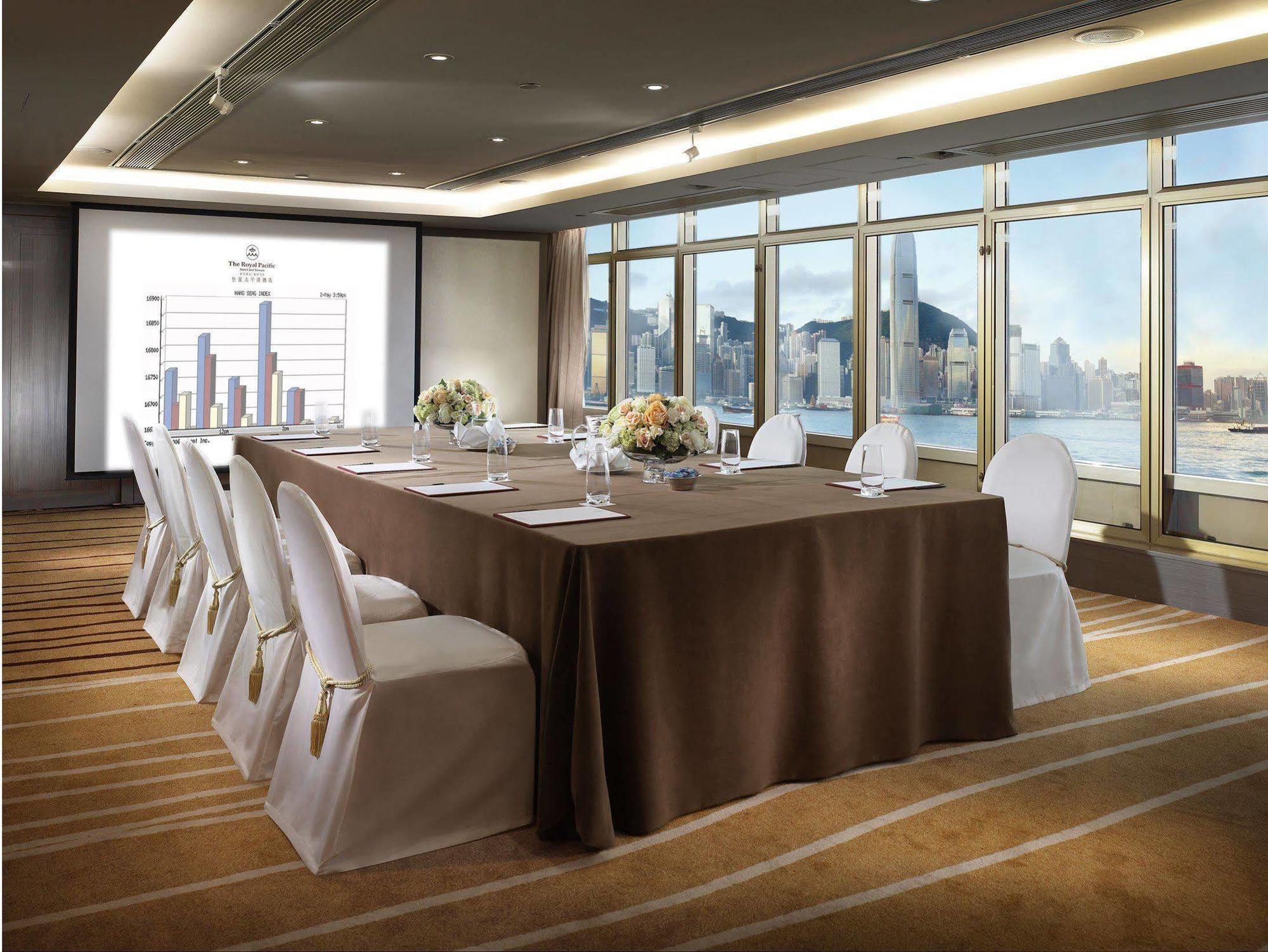 Khách sạn The Royal Pacific & Towers 4*